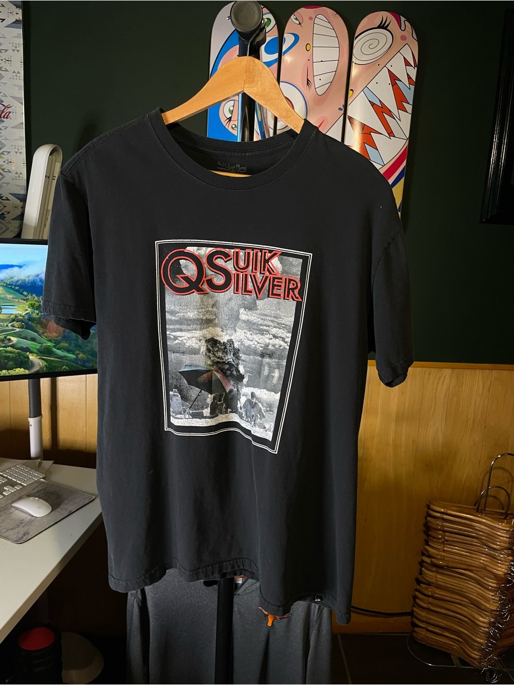 Quiksilver Menβs Black Graphic Logo T-Shirt beach bomb Hiroshima mushroom cloud